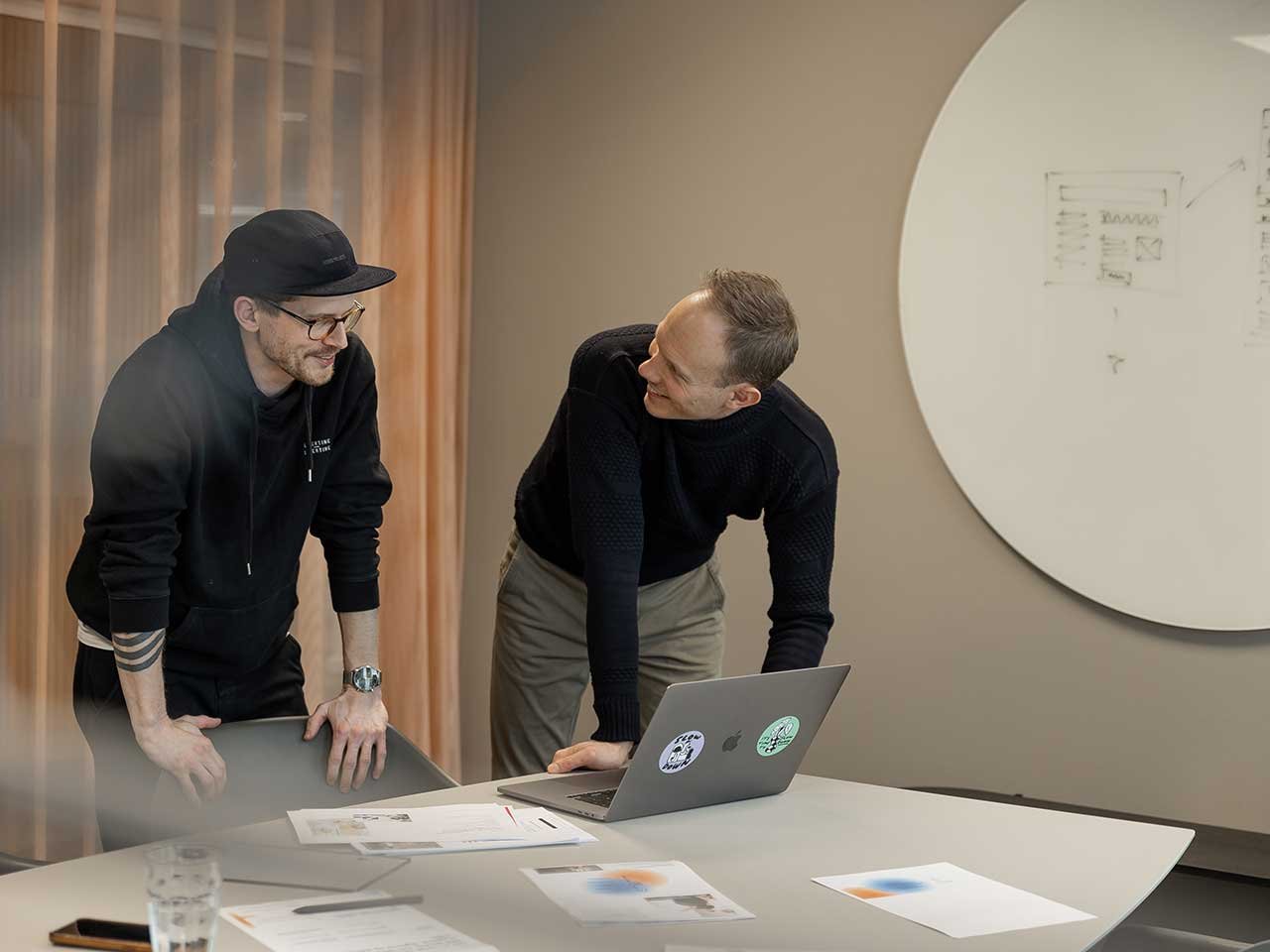 2 konsulenter arbejder med applikationsmodernisering