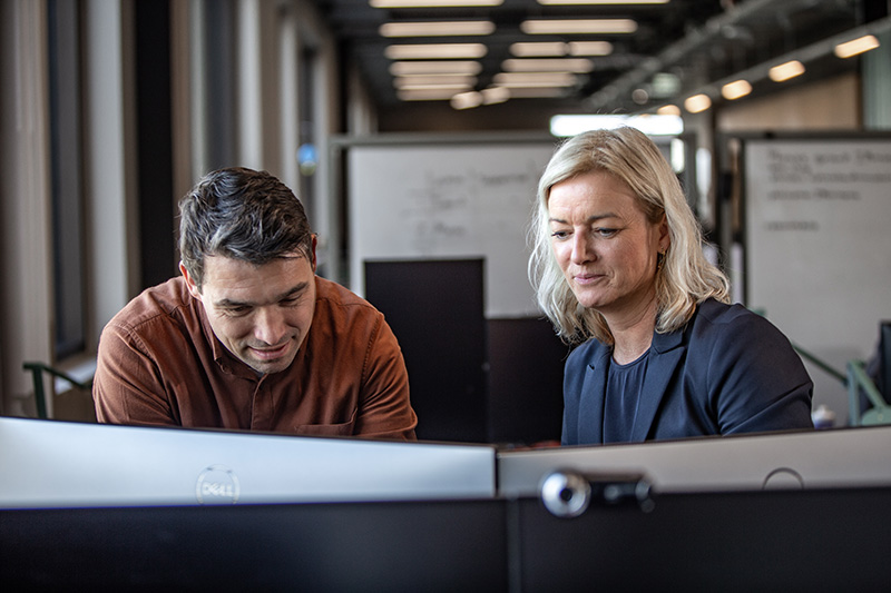 En mann og en dame ser på en PC-skjerm